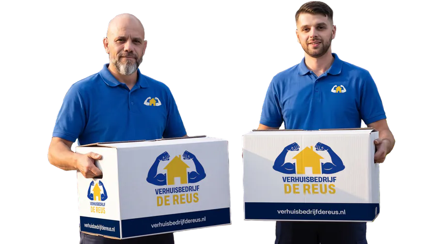 Illustratief beeld van twee verhuizers in blauwe polo's met het logo van De Reus, elk met een verhuisdoos